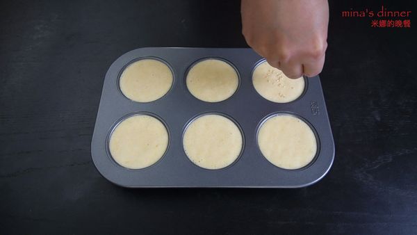 篩入90g低筋面粉，翻拌至表面看不見幹粉即可。加入18ml玉米油，翻拌均勻。預熱烤箱，上火175度，10分鐘。將蛋糕糊倒入裱花袋，擠入模具，灑上白芝麻。