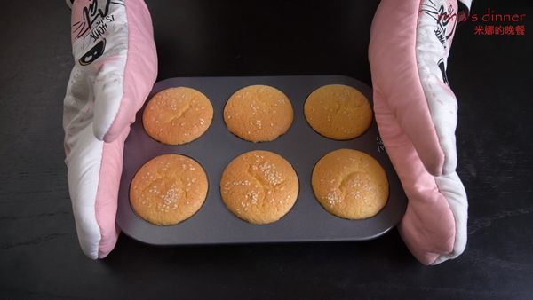 放入烤箱中層，上下火175度，烤20分鐘。時間和溫度一定要根據自己烤箱脾性來調整。冷卻後脫模，香噴噴的雞蛋糕就做好了！