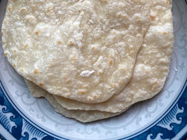 For GDM Diet 
依序將食材放到大盆裡
揦揦成團後，休息10分鐘
撒適量手粉，分8等份
捍麵棍捍平，不要太厚，約一巴掌大