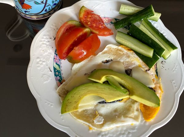 範例:
我的GDM早餐
不退冰直接當蛋餅皮煎蛋後
上面塗一小條芝麻醬/放上cheese片和酪梨片
捲起來吃
((((1小時後的血糖很美麗!!!)))