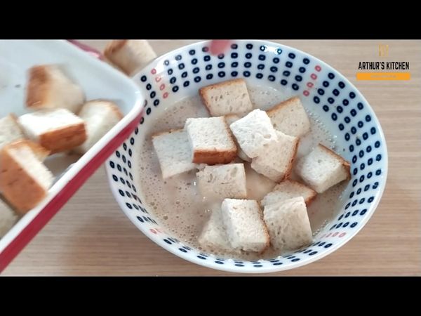 把剪好的土司放入碗中浸泡十分鐘