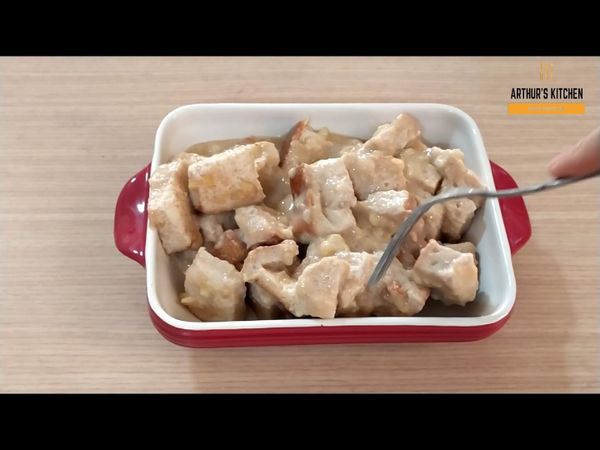 倒入烤盤裡，放進預熱好的烤箱以170度烤20~25分鐘，最後灑點糖粉和放上草莓片裝飾就OK了