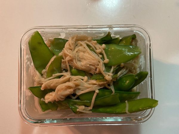 先把荷蘭豆去絲之後，備料洗淨後，將油鍋熱好，先把荷蘭豆放下去炒熟，接著加入半杯的水，並把味噌醬兩湯匙加進去，把它和熱水或開之後接著把金針菇放進去，最後把鍋蓋蓋上去悶燒一下，等3分後，鍋蓋打開如果覺得味道不夠鹹，可以加醬油調味。