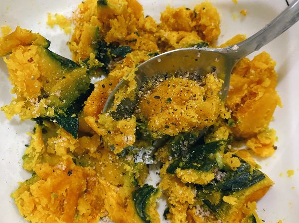 南瓜蒸熟，壓成泥後加入奶油和鹽、黑胡椒，拌勻備用