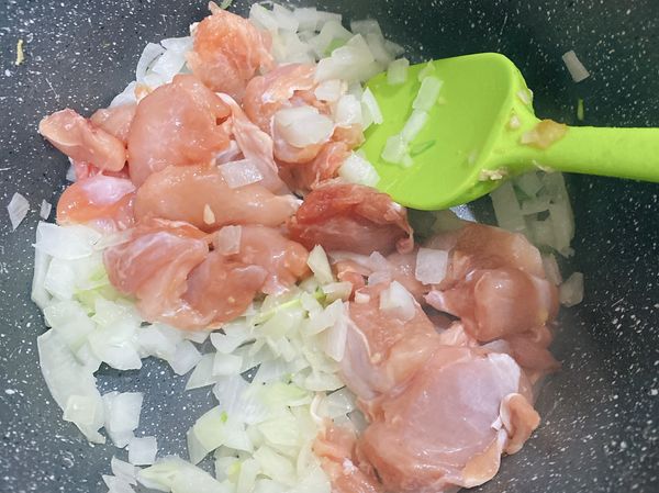 熱鍋，加一點奶油，加入洋蔥後拌炒至透明色後加入雞腿肉，炒熟