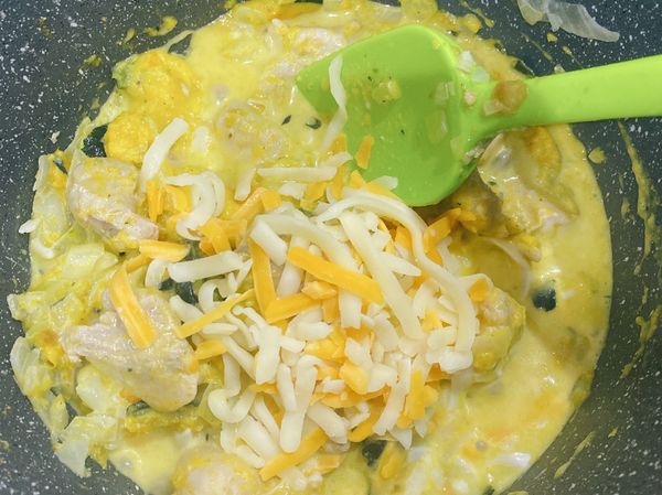 加入步驟②後再加入牛奶和起司絲，稍微拌勻後加入義大利麵。