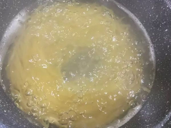 煮一鍋水，加點鹽，煮到7分熟後，撈起備用