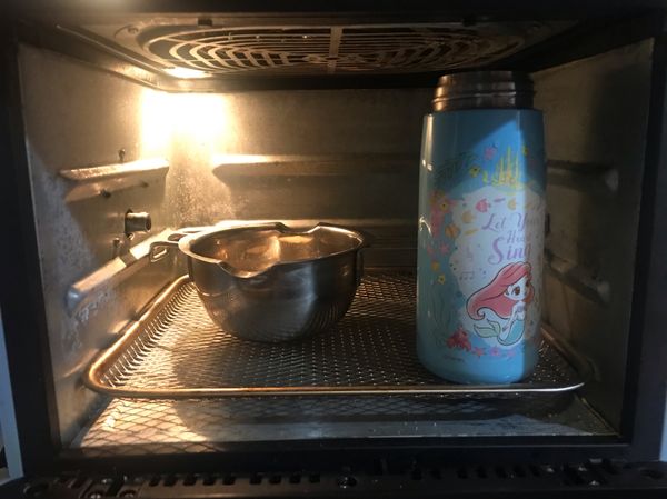 放至烤箱裡面
旁邊放一杯熱水
將烤箱門關起來
靜置約10分鐘左右