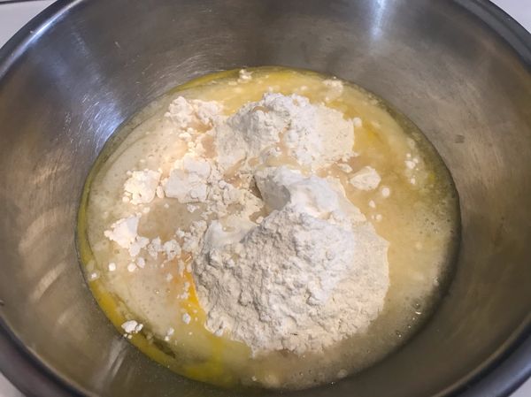 將酵母液倒入打蛋盆中拌勻