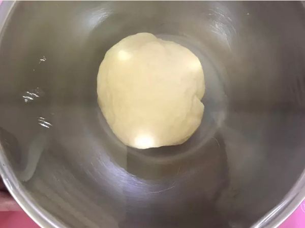 用洗衣服的手勢揉麵糰
大約10分鐘左右
麵糰呈現光滑不黏手的狀態即可

盆內抹點油
將麵糰放入
包上保鮮膜