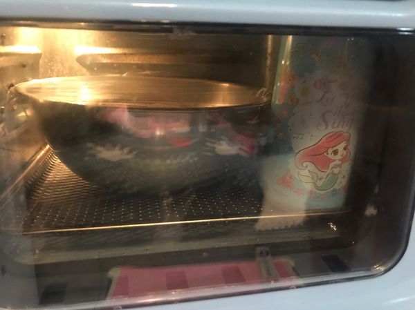 一樣放入烤箱
旁邊放一杯熱水幫助發酵
靜置約1-2小時
進行基礎發酵