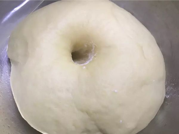 手指沾點麵粉
從中間搓下去
麵糰沒有回彈
表示發酵完成