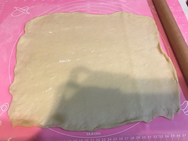 將麵糰取出至揉麵墊上
大約揉一分鐘幫助麵糰排氣後
即可把麵糰桿成大片長方型