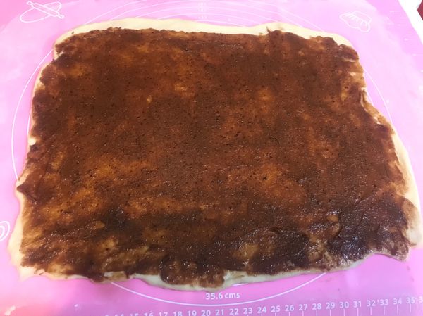 將內餡全部均勻塗抹至麵糰上
⚠️麵糰最上方保留1公分不要抹內餡⚠️