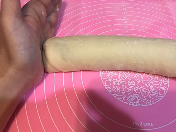 將捲好的麵糰用雙手
在邊邊稍微壓一下整形
成漂亮長條型