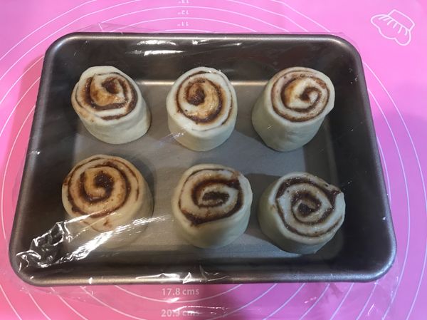 將麵糰放至烤盤
每個麵糰間需留空間
用保鮮膜包起來