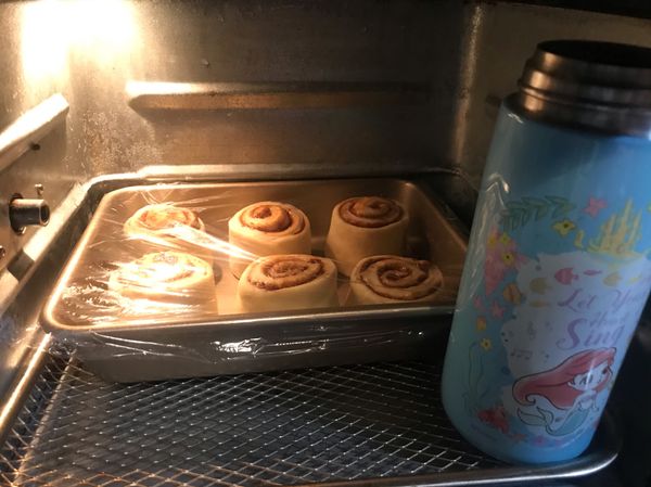 進入烤箱
旁邊放一杯熱水
烤箱門關起來
靜置大約半小時
進行第二次發酵