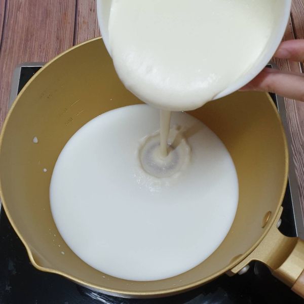 先將全蛋和蛋黃用筷子攪拌均勻備用。再將鮮奶油與牛奶混合均勻加入鍋中，並放入砂糖、香草精微加熱至糖溶解 (不必煮熟)，然後將鮮奶分次倒入攪拌好的蛋液中，避免瞬間高溫讓蛋液熟了，同時用筷子輕輕快速攪拌均勻！