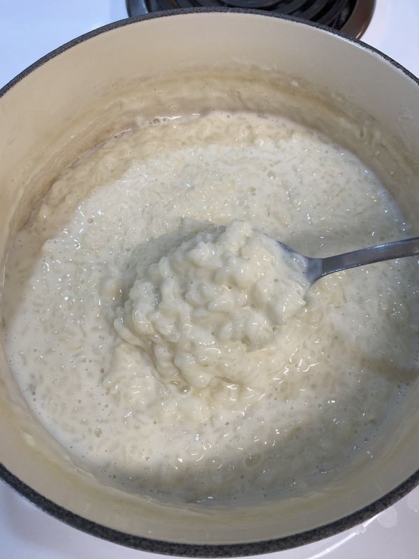 煮到微微滾後，轉至小火繼續燉煮50~60分鐘，（其實這邊都沒有什麼技巧，重點就是要不斷攪拌，不要讓米粒沾黏了～）