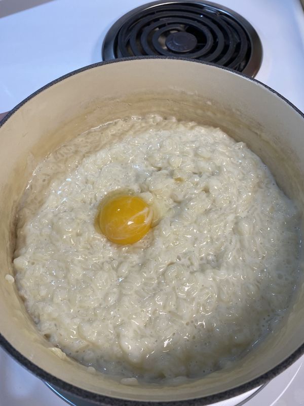 一直煮到試吃一口米粒軟硬度差不多，米心都軟了，就可以熄火，滴入香草精、蛋黃、肉桂粉攪拌均勻。