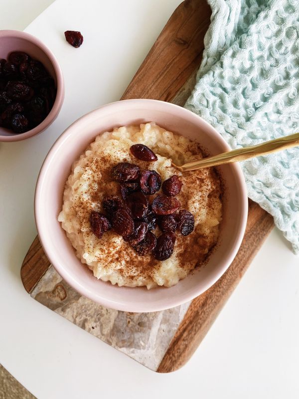 用牛奶熬煮的米粒配上微酸的蔓越莓也是超級搭
