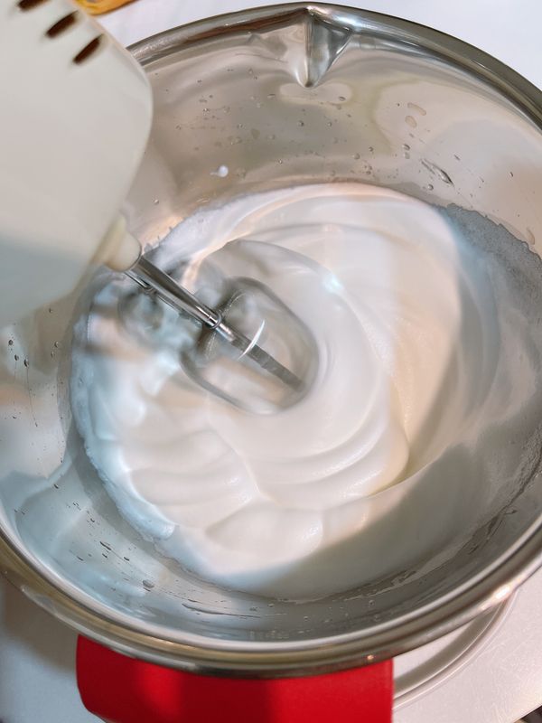 蛋白先打到有大泡泡之後，糖分三次加入慢慢打發到硬性發泡