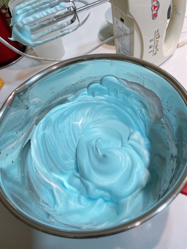再加入適量的食用色素繼續打發均勻