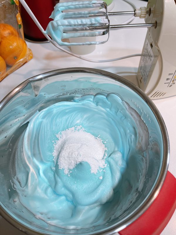 打發完成之後加入過篩的玉米粉輕輕的攪拌均勻