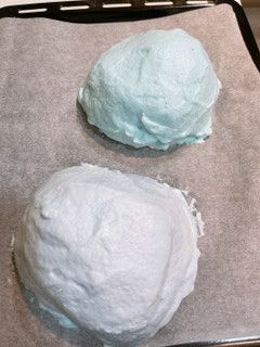 放到鋪好烘焙紙的烤盤上弄成半圓形，預熱的烤箱上火170度下火160度烤25分鐘左右