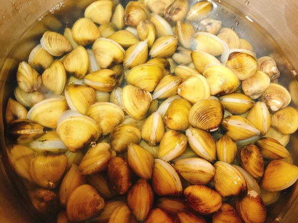 泡蜆，不用加鹽，至少兩小時吐沙，超過的話放冰箱，可以放一根鐵湯匙刺激吐沙