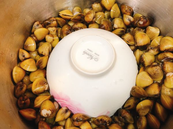 將薑和蒜用碗倒扣密閉（碗緣要對齊不銹鋼鍋中間的圈圈，所以要找尺寸剛好的鍋和碗）

蜆鋪放旁邊，內鍋不用加水

電鍋外鍋加2杯水