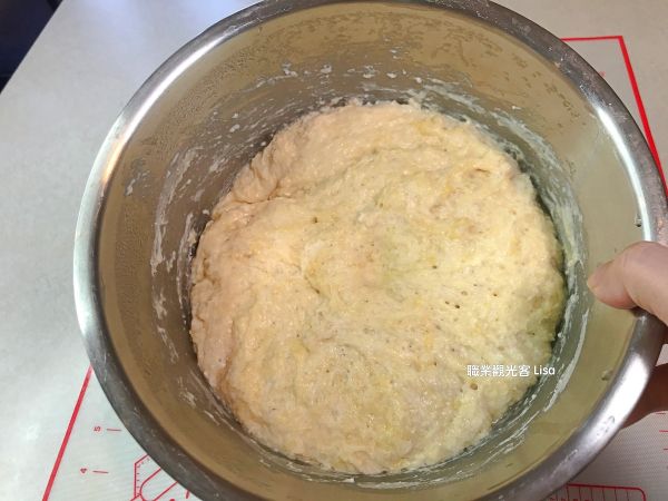 拿一個盆子倒入高筋麵粉、糖、鹽及酵母，攪拌一下再加入雞蛋及溫牛奶，繼續攪拌；接著加入融化後的無鹽奶油，攪拌至沒有乾粉，接著蓋上蓋子室溫放置發酵一小時再放入冷藏發酵12小時。