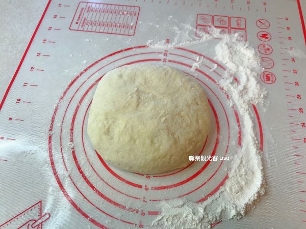 12小時後，處理麵團前先處理內餡，蒜頭切成蒜末加入油並且撒上黑胡椒粉，這樣內餡就完成了。 墊子上灑些手粉，把麵團放到墊子上，輕壓排氣塑形。