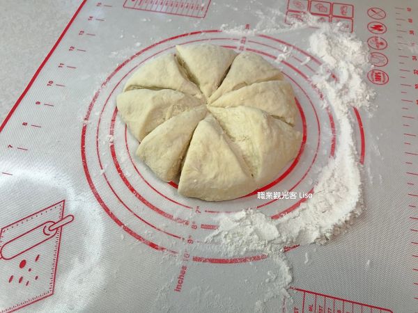 麵團分成8等份（我偶爾會分成16等份），接著再搓成小圓型。