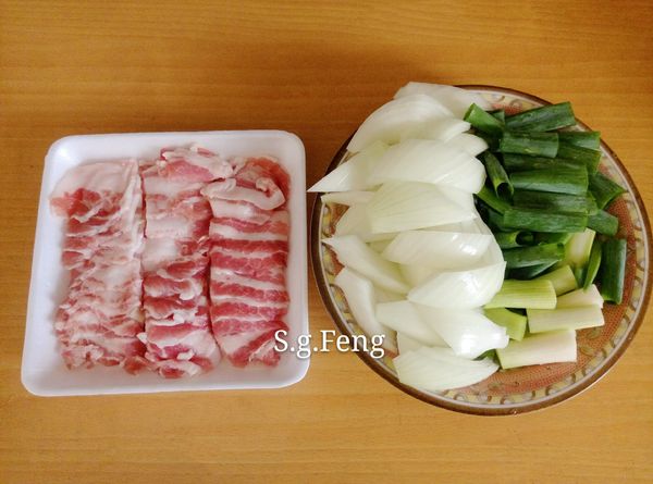 2.洋蔥切塊狀，青蔥切段，肉片切段。