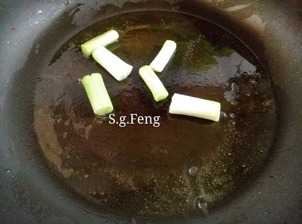 3.起鍋，放入1大匙油，開中小火，放入蔥白炒香。