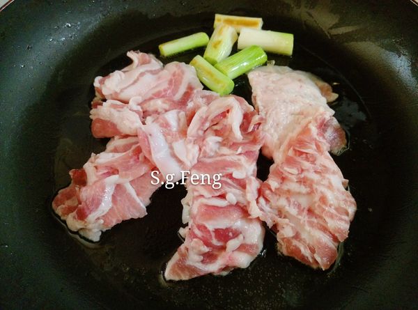 4.再放入五花肉片。