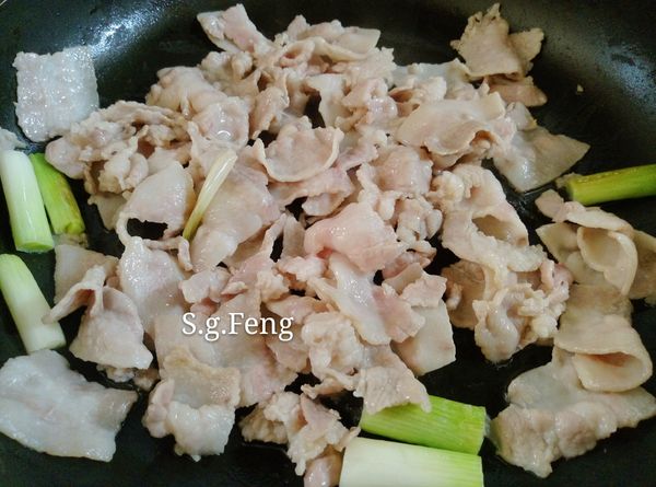 5.將其拌炒至轉為白色。