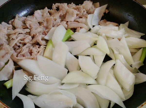 6.再加入洋蔥。