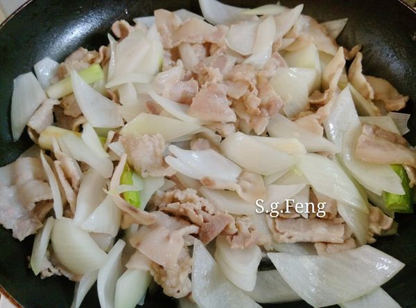 7.拌炒至洋蔥轉透明色。