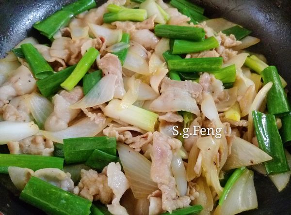 10.拌炒至蔥轉綠即可關火。