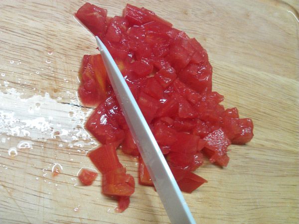 接著把牛番茄去籽，一樣切成細末備用；再依序將材料Ａ的小黃瓜與墨西哥辣椒切成細末，備用。