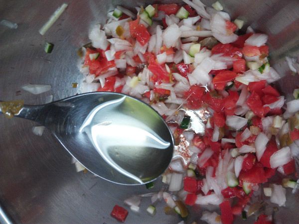 把洋蔥去瀝乾水份後，把切成細末的材料Ａ放入盆中，加入調味材料中的橄欖油與檸檬汁稍加攪拌。