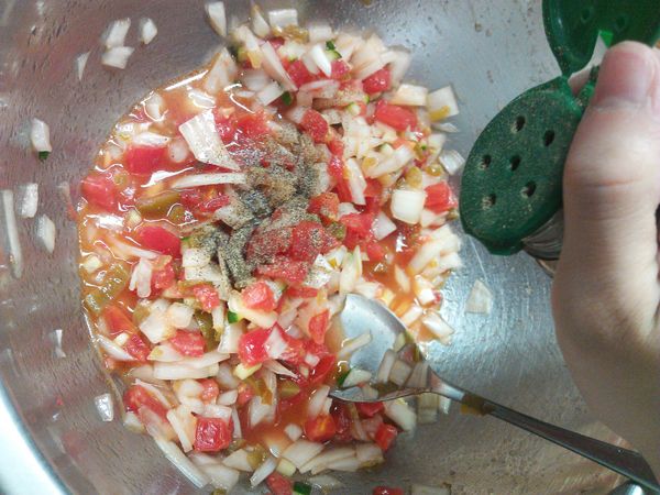 攪拌完畢後，最後再加入適量的鹽巴與黑胡椒調味，倒入容器包上保鮮膜放入冰箱冷藏一晚即可。