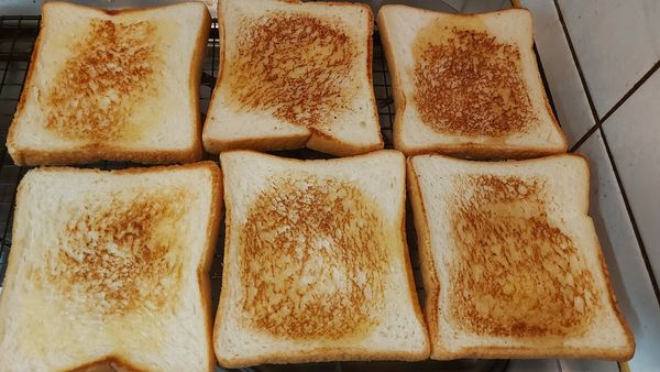 吐司單面用無鹽奶油煎過
檸檬雞腿用氣炸鍋或烤箱處理好備用
荷包蛋煎熟