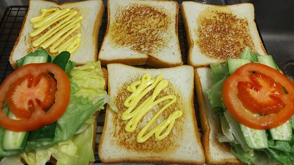 二片吐司先塗沙拉醬   放上結球萵苣+小黃瓜片+牛番茄
二片吐司圖蜂蜜芥末醬備用