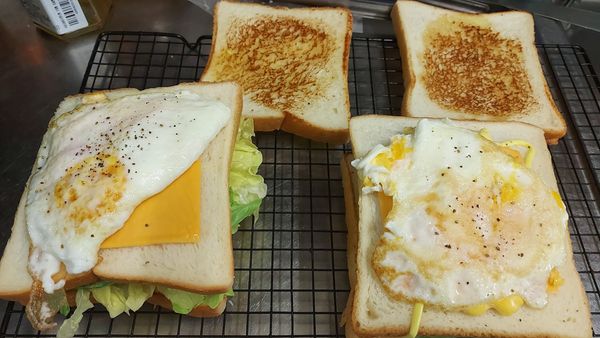 放上荷包蛋   荷包蛋的溫度會融化起司   蛋上撒些黑胡椒粒