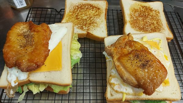 然後放上雞腿排  撒黑胡椒粒