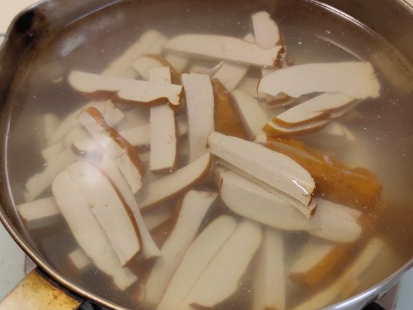 豆乾切片，川燙後撈起備用。