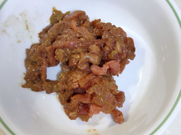 肉絲加入醬油/太白粉，醃置10分鐘。